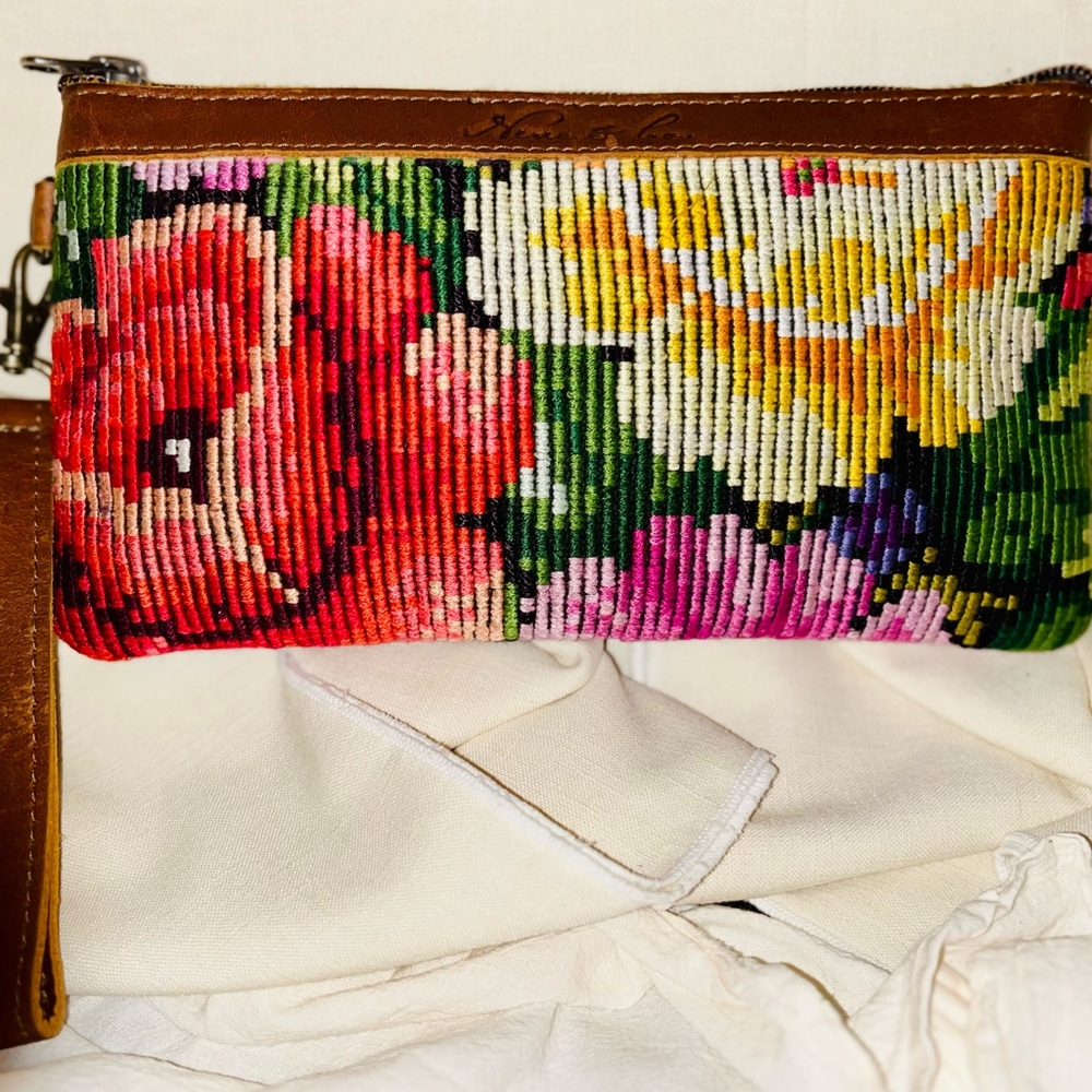 🌸 Nena & Co. Handwoven Floral Wristlet Clutch
